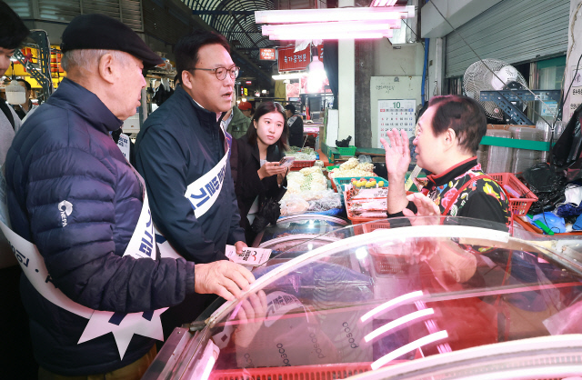 김병환 금융위원회 위원장이 22일 오전 경기도 안양중앙시장을 방문해 관계기관 임직원과 함께 새출발기금 홍보활동을 실시했다. [금융위원회 제공]